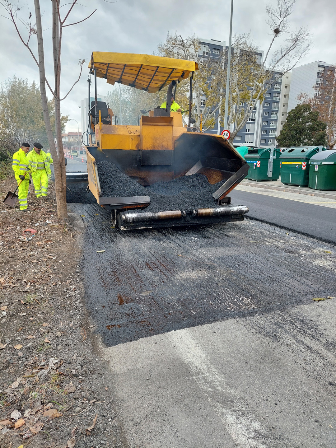 Obreros trabajando en asfaltado