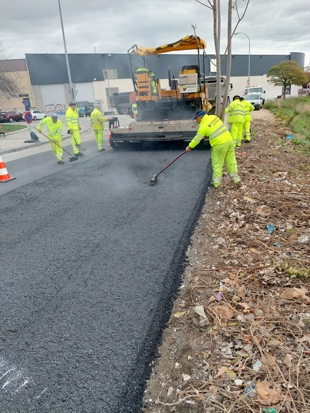 Obreros trabajando en asfaltado