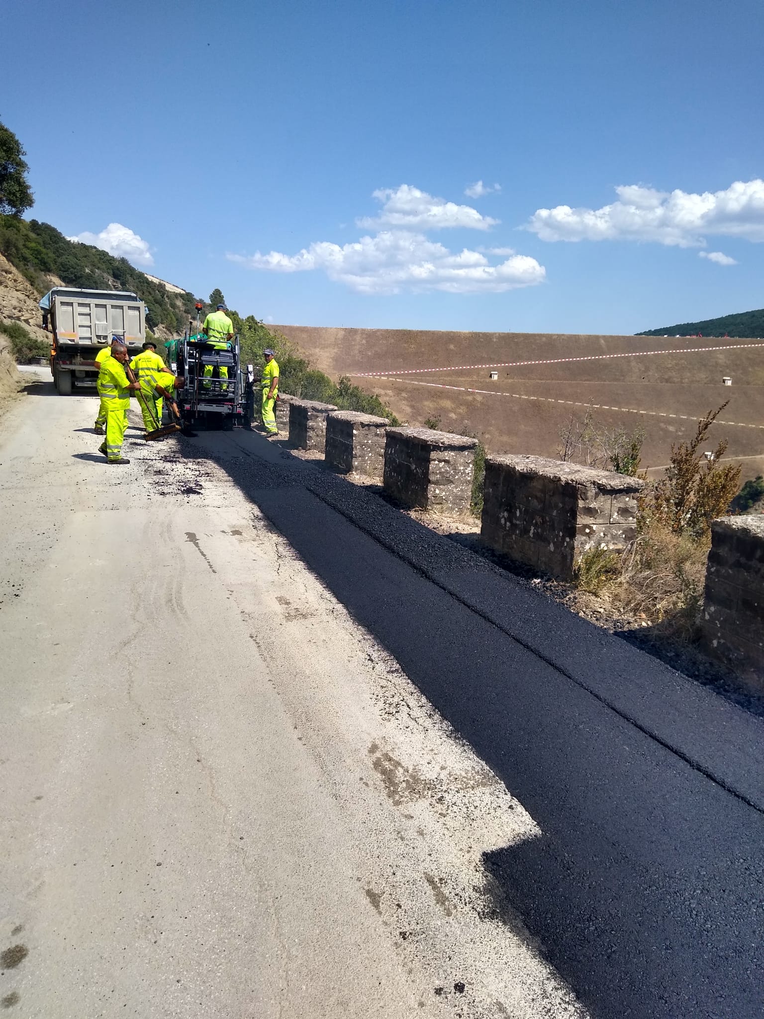 Obreros trabajando en asfaltado