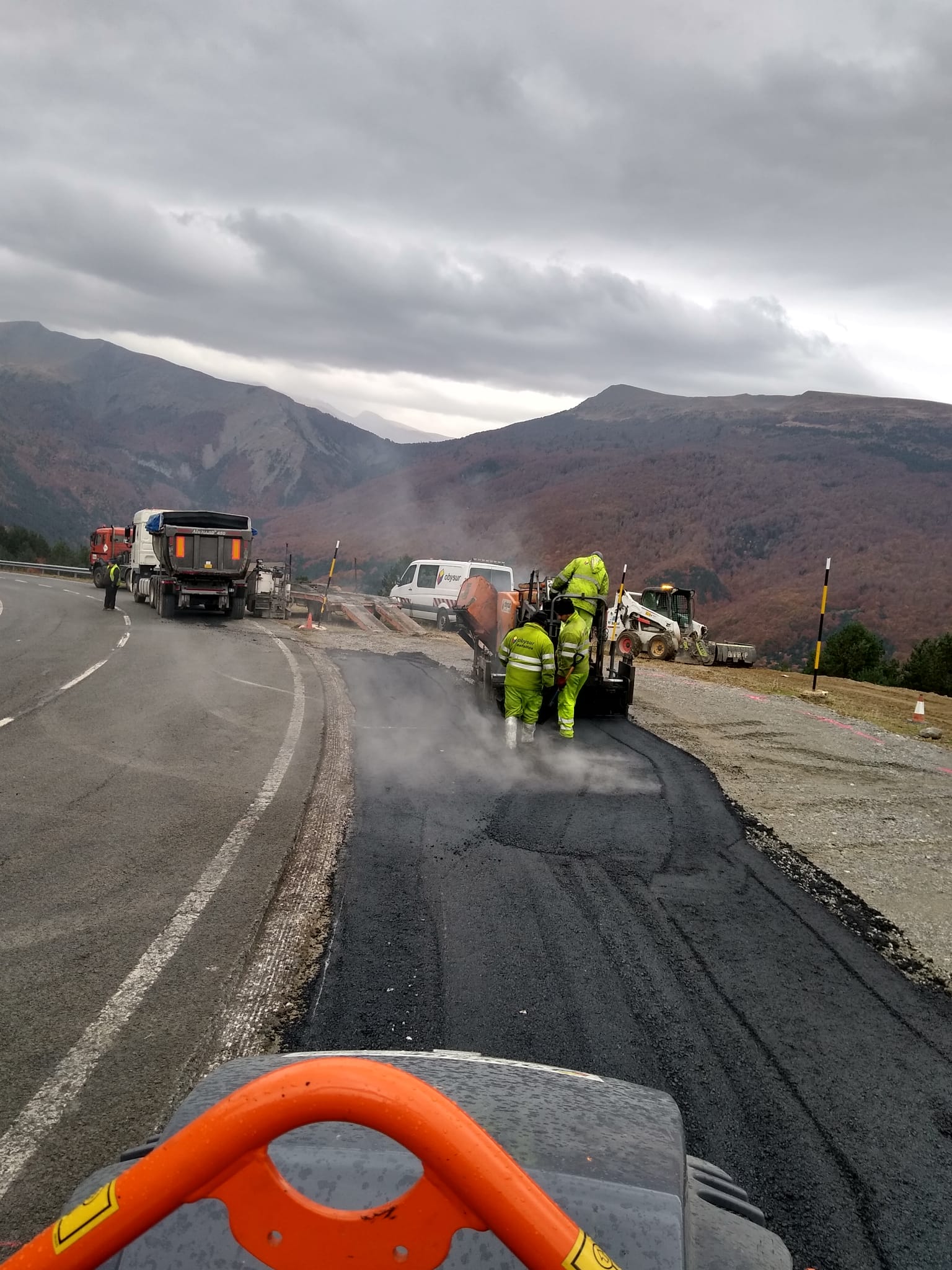 Obreros trabajando en asfaltado