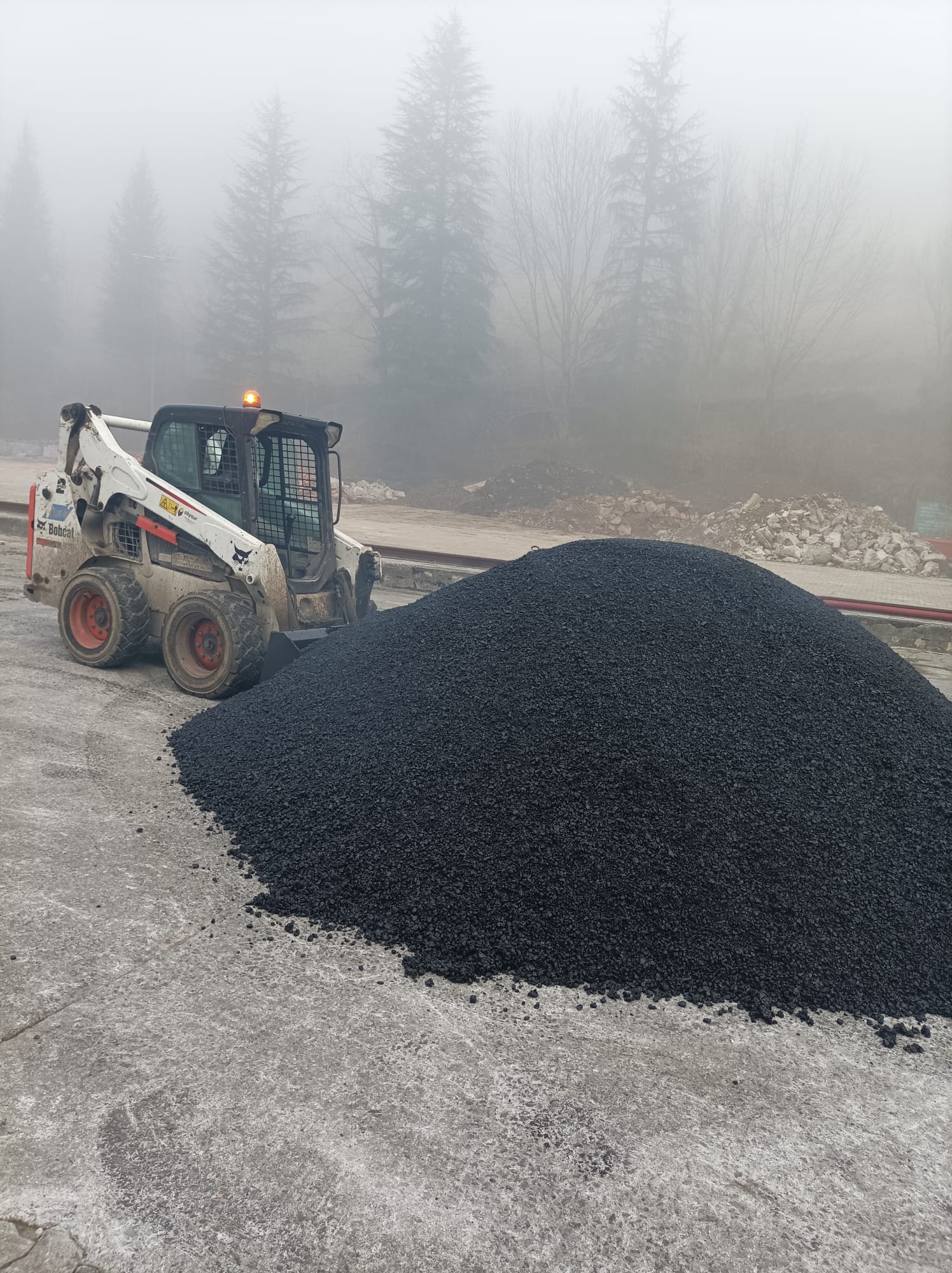 Obreros trabajando en asfaltado