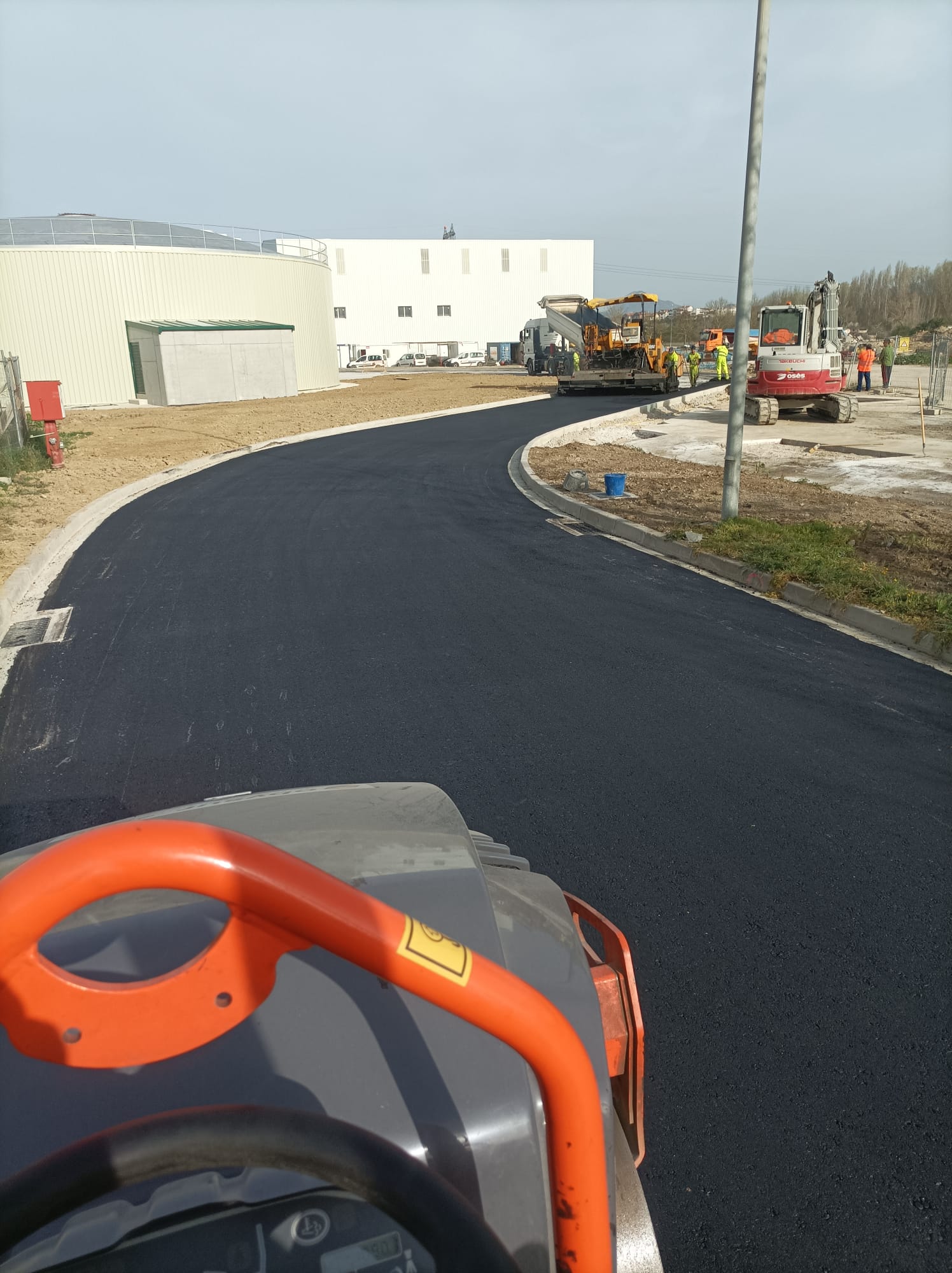 Obreros trabajando en asfaltado