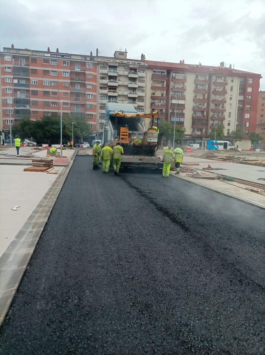 Obreros trabajando en asfaltado